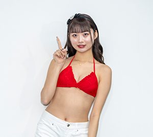 キラフォレ達家真姫宝、スラリ美脚を披露!メンバーカラーの赤い水着で登壇