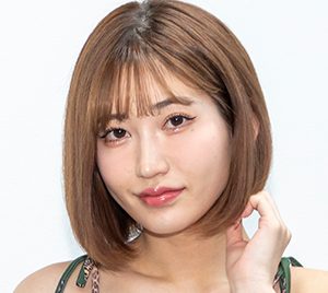 月城まゆ、お気に入りは制服シーン!ルーズソックスに「テンション上がりました」
