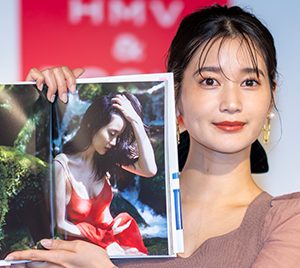 出口亜梨沙、3年ぶり2冊目の写真集発売!大胆な表紙カットは「すごく開放的に撮れた」