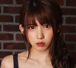 えなこ 先行カット解禁!大人っぽいワンピース水着姿を披露