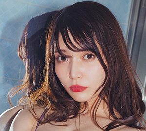 “インスタグラビアの女王”似鳥沙也加、表紙&巻頭グラビアに登場「おどおどしないように」