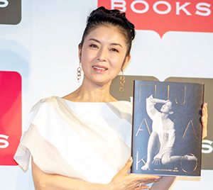 藤あや子、デビュー35周年を記念し“艶カッコいい”写真集を発売!美川憲一も絶賛「大したものよ~」