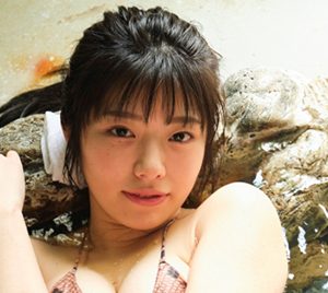 山田かな、密着シーン連続の最新作!目隠しプレイにも挑戦