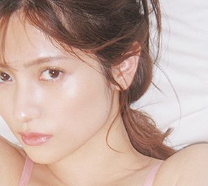 桃月なしこ、表紙&巻頭グラビアに登場!テーマは“カーテンコールのあとで。”