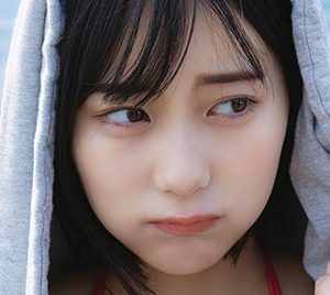 HKT48田中美久、ビーチでビーサンを履く!夏先取りグラビア「BUBKA7月号」表紙&巻頭を飾る