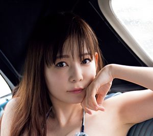 中川翔子、表紙&巻頭グラビアに登場!話題の写真集アザーカットも