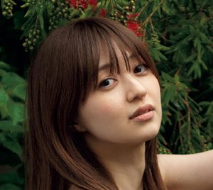 逢沢りな、大人の魅力を放つ「週プレ」表紙&巻頭グラビアに登場