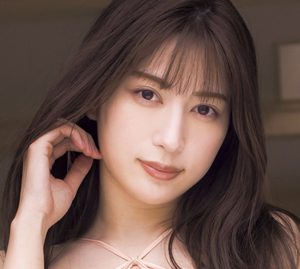 グラビア界を席巻!雪平莉左、表紙&巻頭グラビアに登場