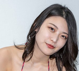 風吹ケイ、赤×黒ビキニで登壇!圧倒的スタイルでファンを魅了