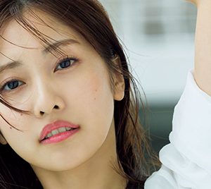 佐野ひなこ、花柄ビキニで圧倒的スタイル披露!