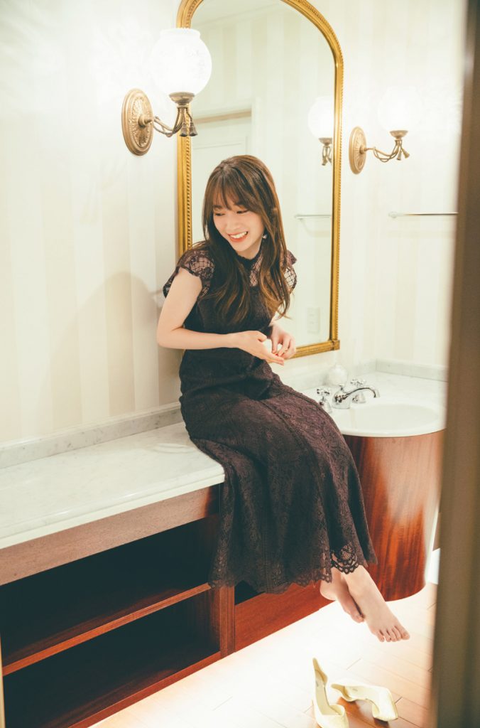 櫻坂46守屋麗奈1st写真集「笑顔のグー、チョキ、パー」(竹書房)より@Loppi ・HMV限定版裏表紙
