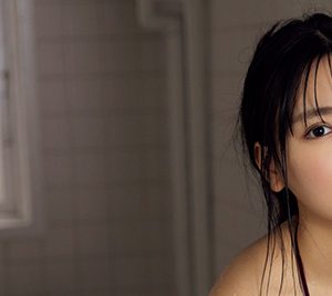 グラビアアイドル沢口愛華、表紙&巻頭グラビアを飾る