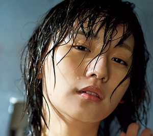 浅川梨奈、濡れ髪&大人な表情を披露【週プレ2022上半期グラビア傑作選】