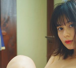 戦隊ヒロイン大久保桜子「FLASH」表紙&巻頭グラビアで大胆姿を披露