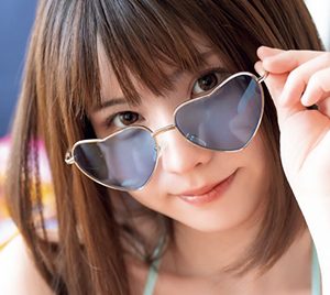 えなこからの残暑お見舞い…“週チャン”表紙&巻頭グラビアを飾る