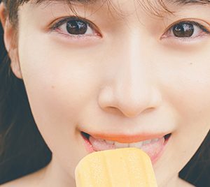 櫻坂46守屋麗奈、舌ペロショット披露!マンゴーアイスキャンディーでひと休み