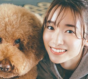 櫻坂46守屋麗奈、プードルと戯れる新カット解禁!1st写真集は初版10万部でスタート