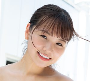 NMB48本郷柚巴、ショッキングピンクの水着で圧倒的スタイル披露!グラビア女王の貫録も