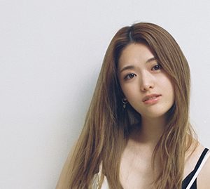 松村沙友理、表紙&巻頭グラビアを飾る「私ってこういう顔するんだ…」