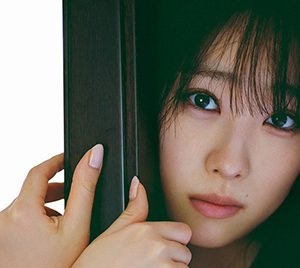 髙橋ひかる、貴重な水着&下着カットも公開