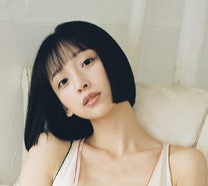 華村あすか、黒髪ロングをバッサリ…水着&ランジェリー姿を披露「ここから心機一転」