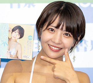グラビアアイドル佐々木萌香、初めてのトレカ発売!生キスカードは「400枚…疲れました(笑)」