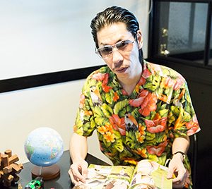 グラビアアイドル佐々木萌香ににやけながらツッコミ?呂布カルマ、地上波初レギュラー番組決定