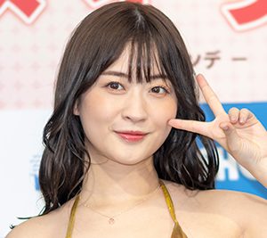 グラビアアイドル・メイリ、ド派手!ゴールドビキニで念願の1st写真集をアピール