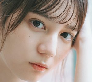 日向坂46小坂菜緒、初のソロ表紙&巻頭グラビアを飾る