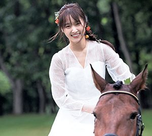 櫻坂46菅井友香、純白ドレスをまとい乗馬姿を披露!ほか卒業写真集「大切なもの」より封入特典ポストカードも解禁