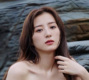 高田里穂11年ぶり写真集より“アナザーエディション”の表紙&先行カット解禁