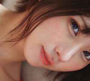 コスプレイヤーえなこ、オレンジビキニで表紙に登場!バラエティー出演の裏側も明かす