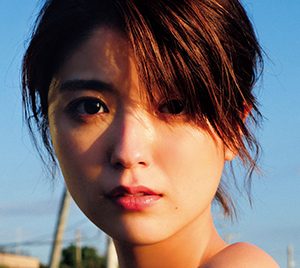工藤美桜、最新グラビア11ページ「週プレ」表紙&巻頭を飾る