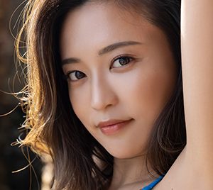 “こじるり”小島瑠璃子、最後の写真集発売決定!デビューからのグラビアベストカットをまとめた“別冊”と2冊組
