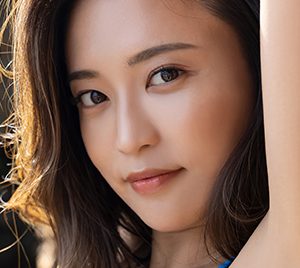 小島瑠璃子“ラスト”写真集「瑠璃」発売前増刷決定!グラビア傑作選の表紙カットも解禁