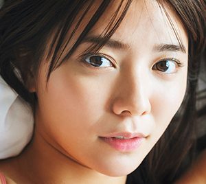 川津明日香、16Pのセンターグラビア&DVDで迫る美ボディー