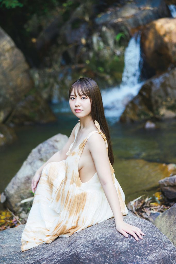 NMB48本郷柚巴卒業写真集「どこを見ればいい?」より