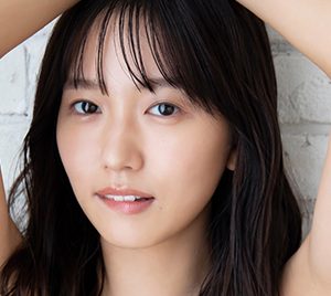 志田音々、透明感あふれる白ワンピース姿を披露!デジタル写真集「スノーマジック」配信