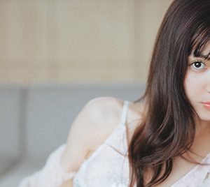 松平璃子「美脚&美尻」際立つグラビアショット披露…テーマは“彼女感”