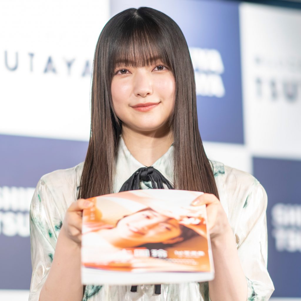 「1st写真集 半分光、半分影」(光文社)発売記念お披露目会見に出席した櫻坂46・大園玲