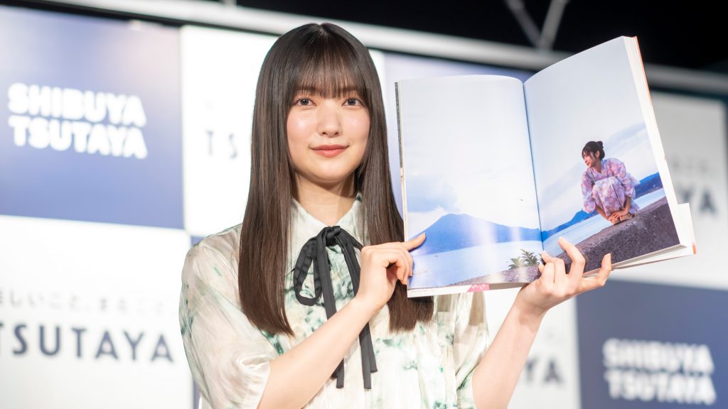 1st写真集「半分光、半分影」(光文社)発売記念お披露目会見に出席した櫻坂46・大園玲。お気に入りのカットは桜島とのツーショット
