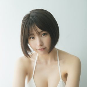 えなこ『STRiKE!』2度目となる表紙&巻頭グラビアを飾る