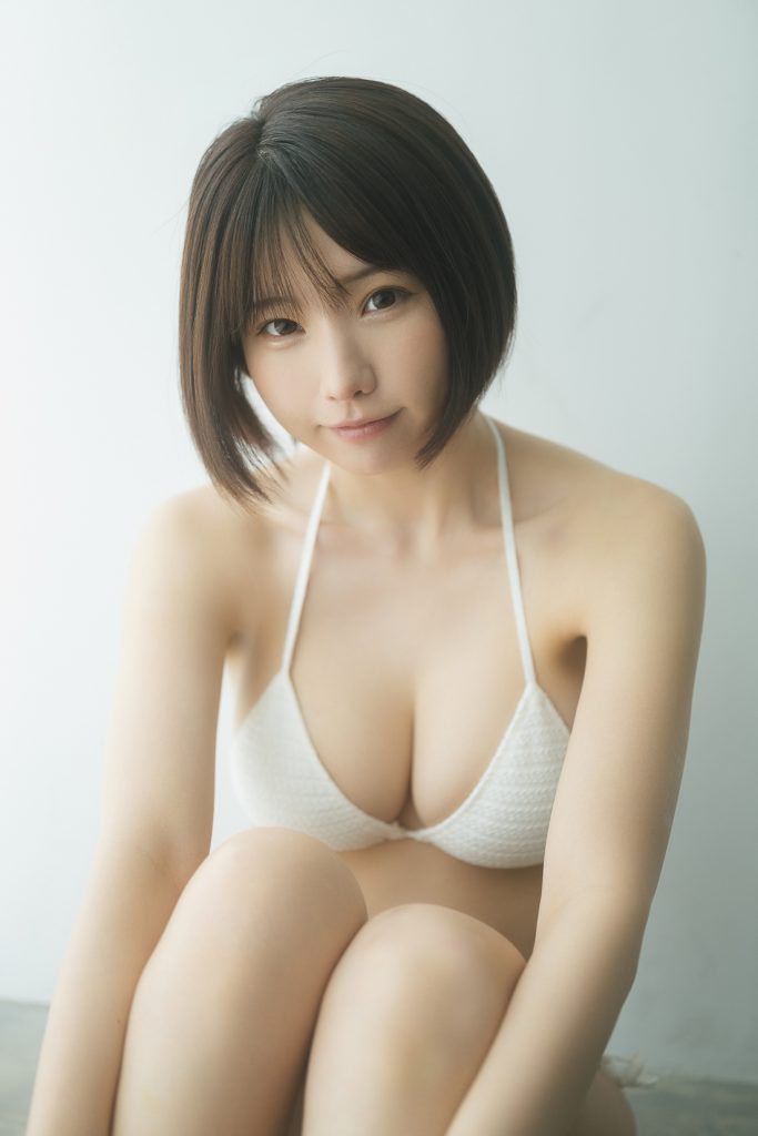 『STRiKE!10回表』表紙&巻頭グラビアを飾るコスプレイヤー・えなこ