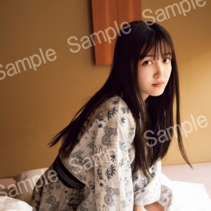 乃木坂46久保史緒里、ぼんやりとした寝起き姿を披露!1st写真集『交差点』より封入特典ポストカード第3弾公開