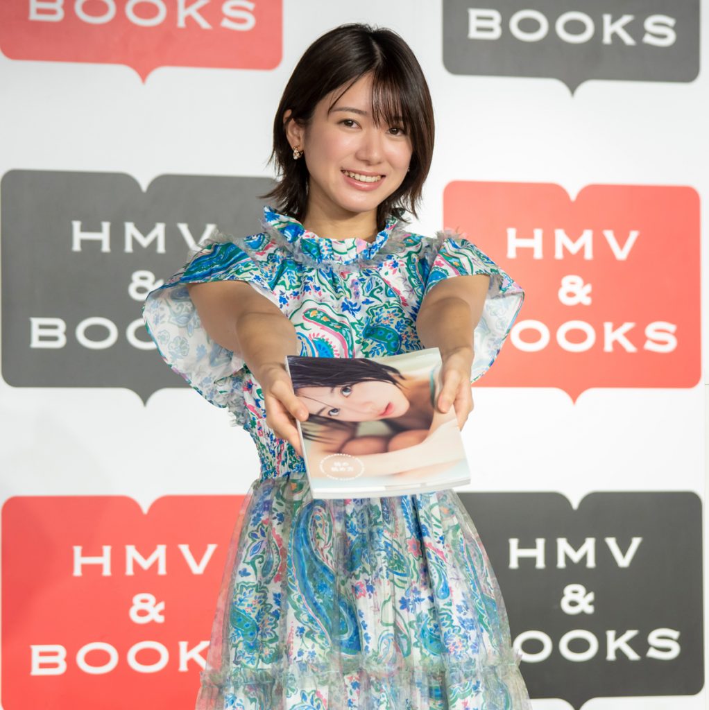 2nd写真集「桃の眺め方」発売記念会見に出席したAKB48大西桃香