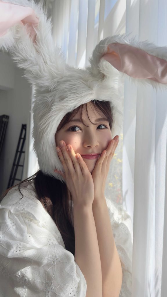 写真集公式Xフォロワー10万人突破記念にアップしたかわいすぎるうさめんショット