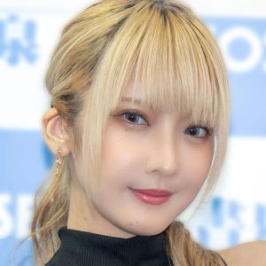 火将ロシエル、おなかと太ももがまぶしいコスプレ姿で魅惑のウインク「とても神々しいロシエル様」「黄色い衣装も似合ってて天使」