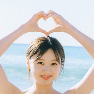 日向坂46富田鈴花1st写真集より初公開の水着姿を含む書店別特典ポスター&ポストカード12点一挙解禁