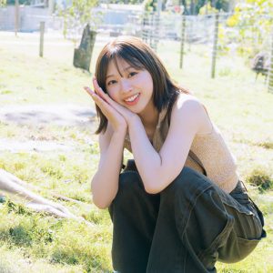 日向坂46富田鈴花&カンガルー、目線あり(?)のツーショット!写真集発売日当日よりパネル展も実施へ