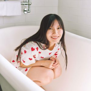 日向坂46河田陽菜、ハートのセットアップを着てちょこんと座る新カット解禁